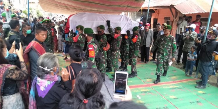 Kasdim 0210/TU Mayor Arm Ojak Simarmata Pimpin Upacara Pemakaman Serda Sarman Habeahan di Sianjur Mulamula