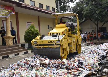 Jelang Pergantian Tahun, Puluhan Ribu Botol Miras dan Belasan Jerigen Tuak Dimusnahkan