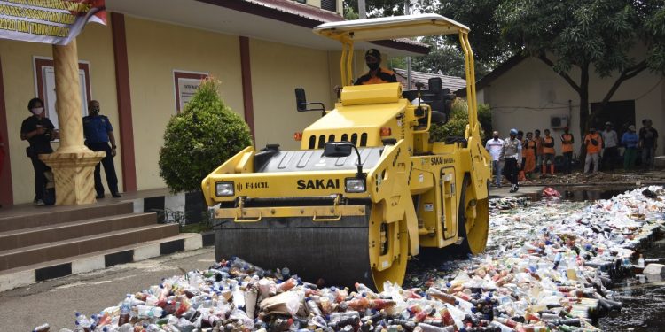 Jelang Pergantian Tahun, Puluhan Ribu Botol Miras dan Belasan Jerigen Tuak Dimusnahkan Jelang Pergantian Tahun, Puluhan Ribu Botol Miras dan Belasan Jerigen Tuak Dimusnahkan