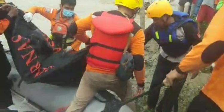 Hanyut di Sungai Ular, Tony Ditemukan Tak Bernyawa Dekat Muara Laut Hanyut di Sungai Ular, Tony Ditemukan Tak Bernyawa Dekat Muara Laut