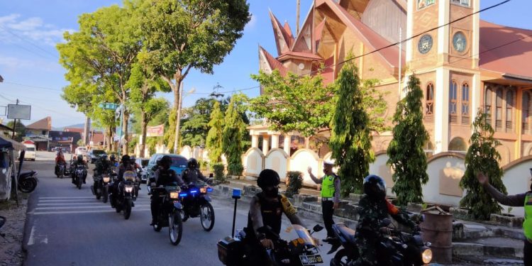 250 Personil Polres Dairi dan Kodim 0206 Dairi Amankan Ibadah Misa Jumat Agung 250 Personil Polres Dairi dan Kodim 0206 Dairi Amankan Ibadah Misa Jumat Agung
