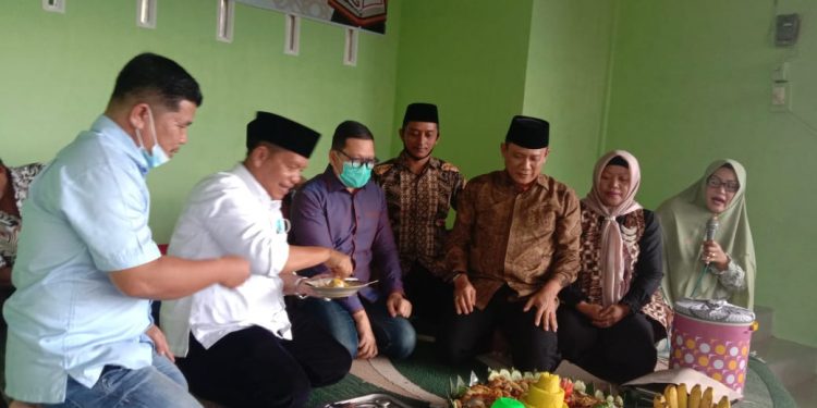 Mengendarai Sepedamotor, RHS Hadiri Undangan Perayaan HUT I Pendopo Pengajian Nurul Hasanah, dan Kartu SiKerja Direspon Warga Mengendarai Sepedamotor, RHS Hadiri Undangan Perayaan HUT I Pendopo Pengajian Nurul Hasanah, dan Kartu SiKerja Direspon Warga