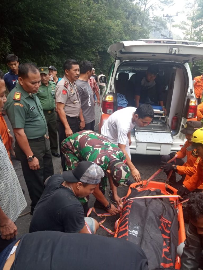 Mobil Pick Up L300 Fredi Siagian Masuk Jurang di Parapat, Feri Panjaitan Tewas Mobil Pick Up L300 Fredi Siagian Masuk Jurang di Parapat, Feri Panjaitan Tewas