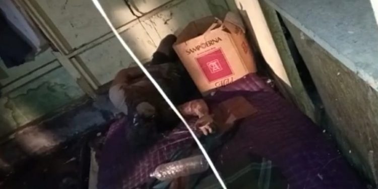 Seorang Pria Ditemukan Membusuk di Rumahnya Seorang Pria Ditemukan Membusuk di Rumahnya