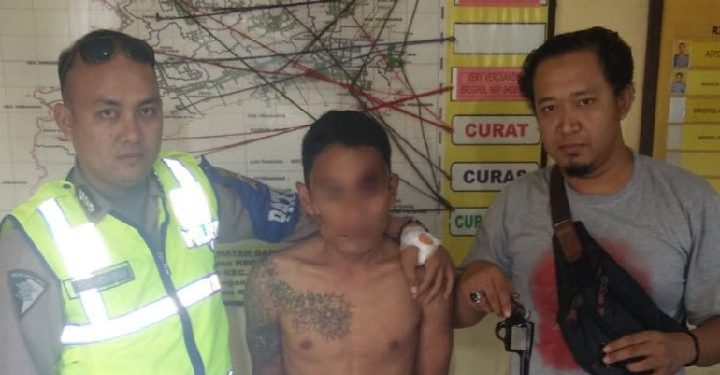 Sempat Kejar-kejaran, Tangan Anggota Polantas Digigit Pria Bersenpi Sempat Kejar-kejaran, Tangan Anggota Polantas Digigit Pria Bersenpi