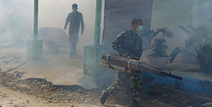 Cegah Demam Berdarah, Batalyon Infanteri 122/Tombak Sakti Lakukan Fogging