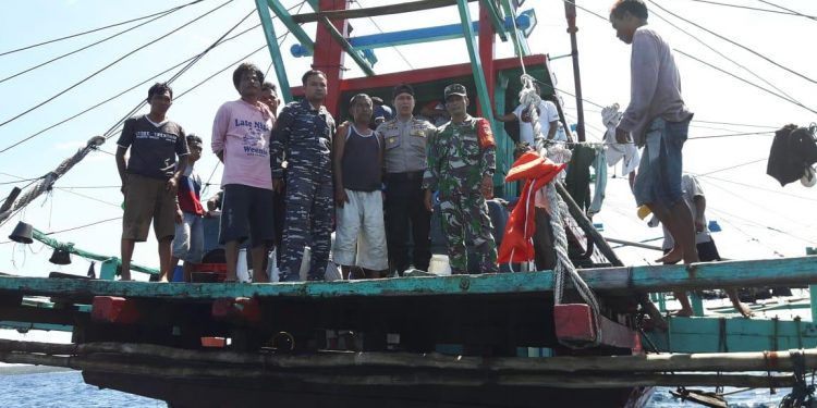 Kapal KM Formosa Tenggelam, 19 Awak Kapal Berhasil Dievakuasi Kapal KM Formosa Tenggelam, 19 Awak Kapal Berhasil Dievakuasi