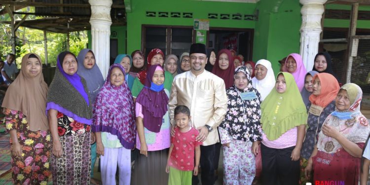 Senyum Bang Hasim Bikin Ibu-ibu Terpesona, Langsung Ajak Foto-foto