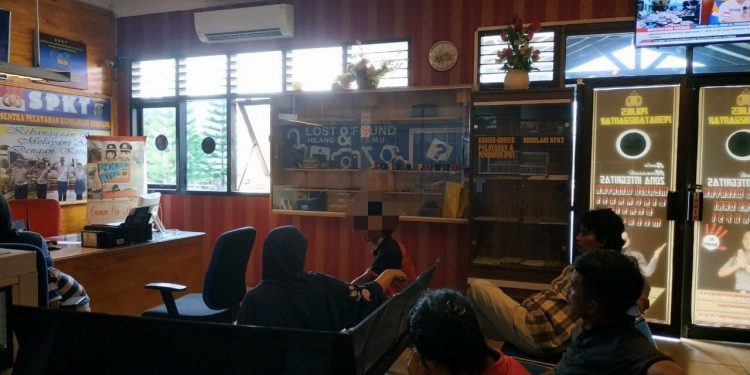 Minum Es Kelapa Bersama Teman Wanitanya di Taman Bunga, Siswa SMK Negeri II Dipukuli