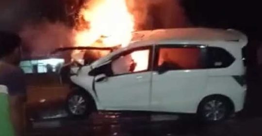 Video Mobil Honda Freed Tabrak Pohon di Medan, Pengemudinya Tewas Terpanggang Video Mobil Honda Freed Tabrak Pohon di Medan, Pengemudinya Tewas Terpanggang