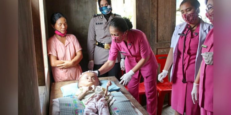 Mita Arke Furman Ambat, Ibu Bhayangkari ini Berbagi Kasih dengan Anak Kurang Beruntung di Nias Selatan