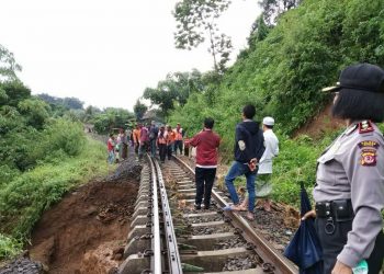 Bencana Tanah Longsor Hentikan Kereta Api