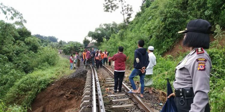 Bencana Tanah Longsor Hentikan Kereta Api