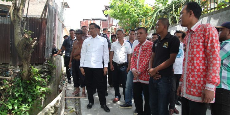 Walikota Siantar Tinjau Proyek Dana Kelurahan di Gang Kopral & Martimbang Walikota Siantar Tinjau Proyek Dana Kelurahan di Gang Kopral & Martimbang