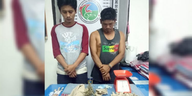 Pengedar dan Pembeli Ganja Ditangkap di Jalan Mangga Pengedar dan Pembeli Ganja Ditangkap di Jalan Mangga