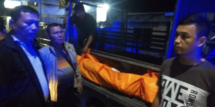 Diduga Depresi Ditinggal Istri, Dedi Ditemukan Gantung Diri oleh Ibunya di Kamar Kost Diduga Depresi Ditinggal Istri, Dedi Ditemukan Gantung Diri oleh Ibunya di Kamar Kost