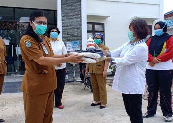 Ditengah Pandemi Covid-19 CV. Bersinar Bagikan APD Baju Hazmat ke 5 Puskesmas di Pematangsiantar