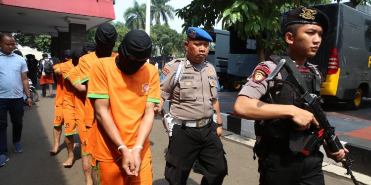 Lima Sindikat Rampok Modus Gembos Ban Mobil Diciduk