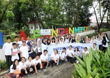 Komunitas 'GenBI' USI Gotong-royong di Lapangan Merdeka Siantar