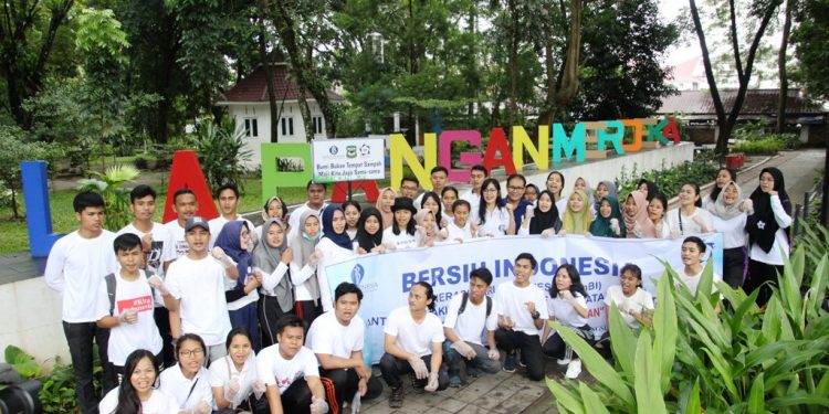 Komunitas 'GenBI' USI Gotong-royong di Lapangan Merdeka Siantar