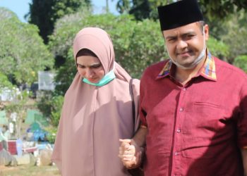 Genggam Tangan Istri saat Berjalan, Ibu-ibu Puji Bang Hasim Pria Romantis