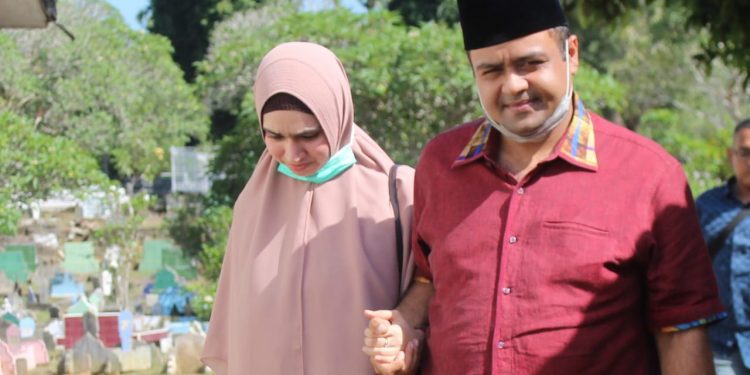 Genggam Tangan Istri saat Berjalan, Ibu-ibu Puji Bang Hasim Pria Romantis