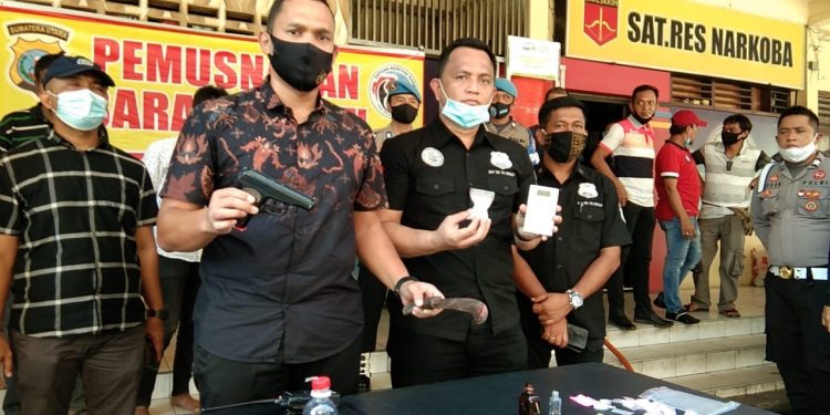 AKBP Ronny Nicolas Sidabutar Grebek Kampung Narkoba, 10 Orang Diamankan Beserta Senjata dan Narkoba