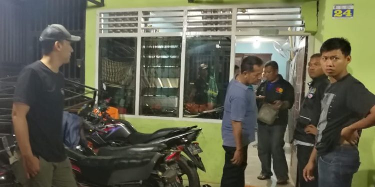 Fredi Simanungkalit dan Istrinya Diringkus Tim Grebek Kampung Narkoba Fredi Simanungkalit dan Istrinya Diringkus Tim Grebek Kampung Narkoba