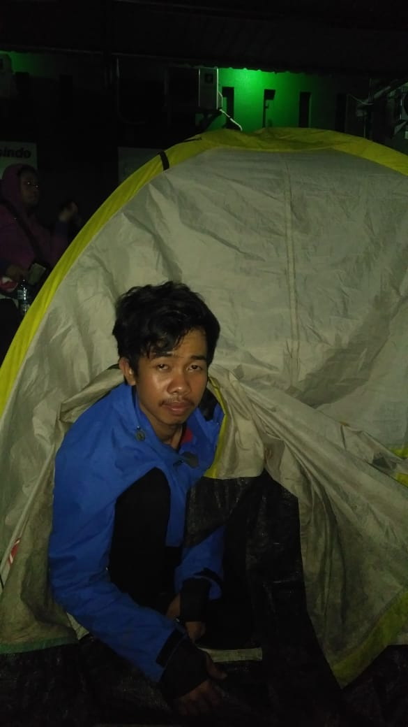 Tekad jadi Driver Gojek Buat Biaya Kuliah, Prana Damanik Bawa Tenda dan Nginap di Halaman Kantor Gojek Siantar