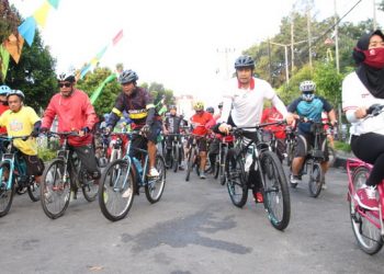 Meriahnya Gowes Bareng Merah Putih Bersama Hefriansyah dan Syahputri Hutabarat