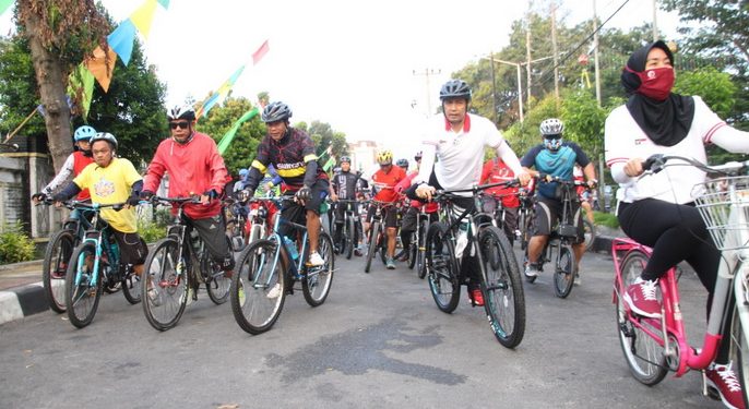 Meriahnya Gowes Bareng Merah Putih Bersama Hefriansyah dan Syahputri Hutabarat