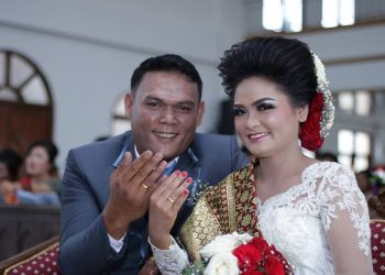 Pernikahan Margomgom Lanjut, Helen Eunika Turnip Diusir dari Halaman Gereja