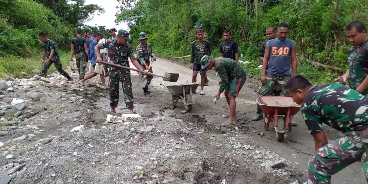 Satgas Yonif 126 Kala Cakti Gotong Royong Bersama Warga Papua Satgas Yonif 126 Kala Cakti Gotong Royong Bersama Warga Papua