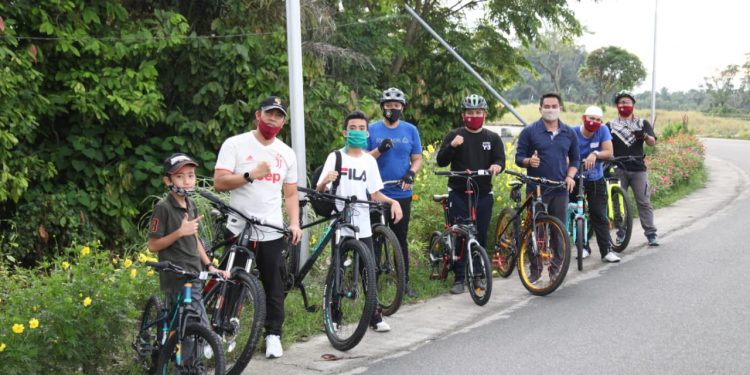 Walikota Siantar Gowes Pagi ke Simarimbun, Bagikan Sembako di Pematang Marihat