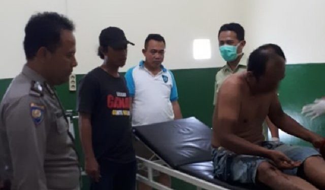 Mencuri HP Rumah Makan, Pria Ini Babak Belur Dihakimi Warga Mencuri HP Rumah Makan, Pria Ini Babak Belur Dihakimi Warga