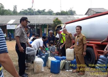 Kemarau Panjang, Polsek Gunungsindur Kirim Air Bersih ke Desa Jampang