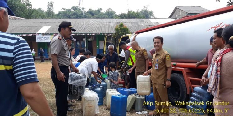 Kemarau Panjang, Polsek Gunungsindur Kirim Air Bersih ke Desa Jampang
