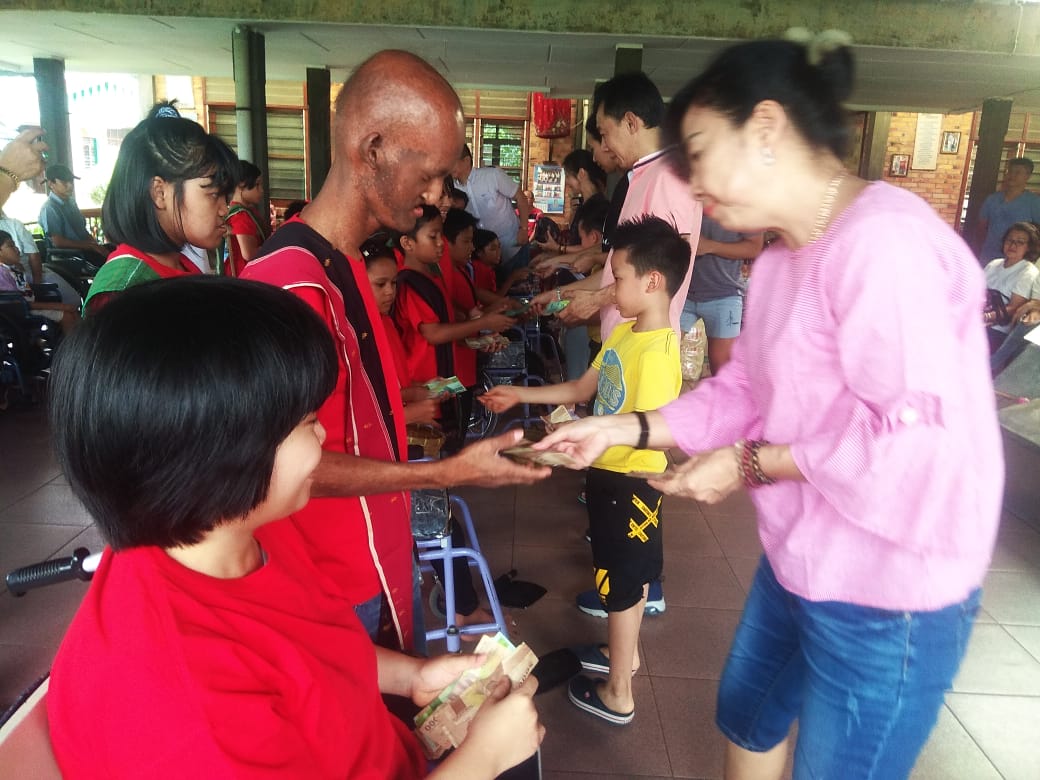 Jelang Natal, YSKM Salurkan Bantuan ke Panti Asuhan dan Pusat Rehab Disabilitas