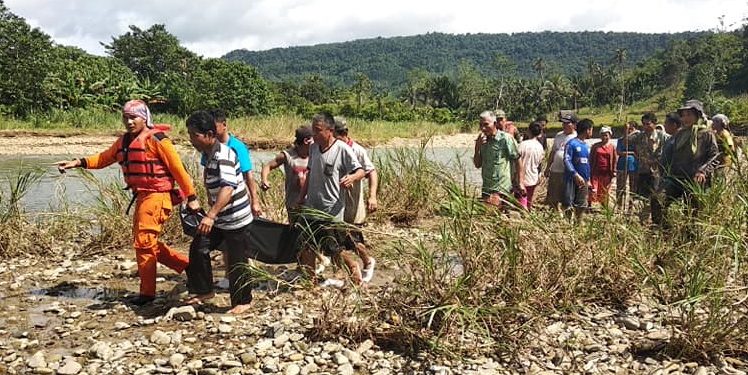 Gadis Belia Hanyut Terseret Arus Sungai Saat Jemput Sang Ayah Gadis Belia Hanyut Terseret Arus Sungai Saat Jemput Sang Ayah