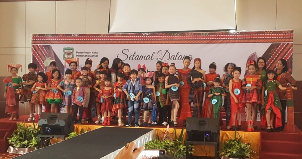 68 Peserta Ikuti Lomba Fashion Show Peringati Hari Ulos di Siantar