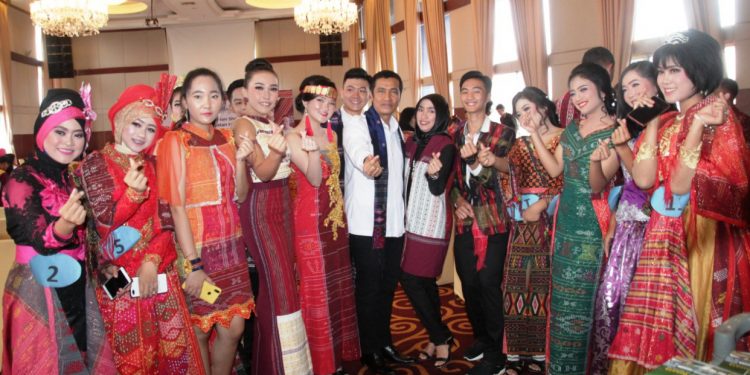 68 Peserta Ikuti Lomba Fashion Show Peringati Hari Ulos di Siantar