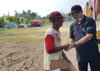 Bang Hasim Berbagi Rezeki kepada Kek Johan, Pemulung di Gowes Merdeka