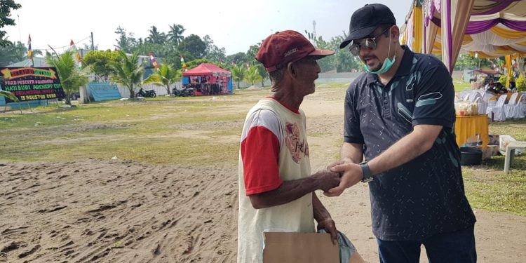Bang Hasim Berbagi Rezeki kepada Kek Johan, Pemulung di Gowes Merdeka