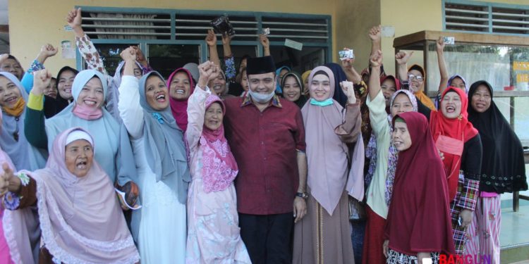 Ibu Perwiridan: Bang Hasim masih Muda, Ganteng, dan Orang Kampung Kita. Untuk Apa Sama yang Lain...