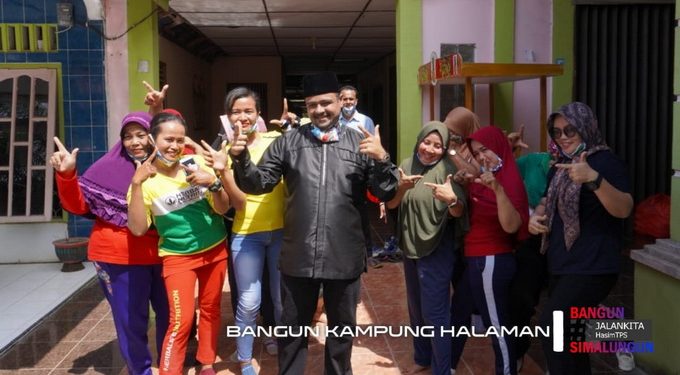 Sedang Latihan Senam, Emak-emak Teriak: Bang Hasim, Singgahlah… Sedang Latihan Senam, Emak-emak Teriak: Bang Hasim, Singgahlah…
