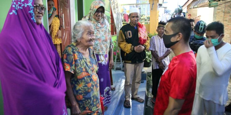Gowes Subuh Walikota Siantar, Sholat Subuh dan Bagikan Sembako di Sipinggol-pinggol