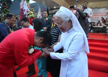 Walikota Siantar Lantunkan 'Damai Bersamamu' Saat Natal Oikumene