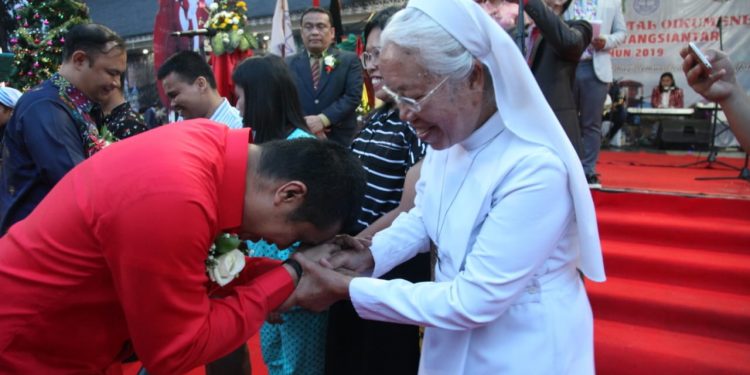 Walikota Siantar Lantunkan 'Damai Bersamamu' Saat Natal Oikumene