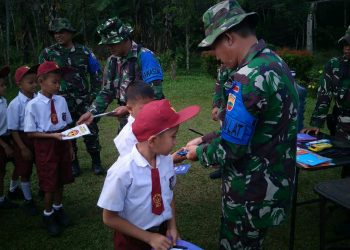 Yonif 122/Tombak Sakti Bagikan Alat Tulis ke Murid SD