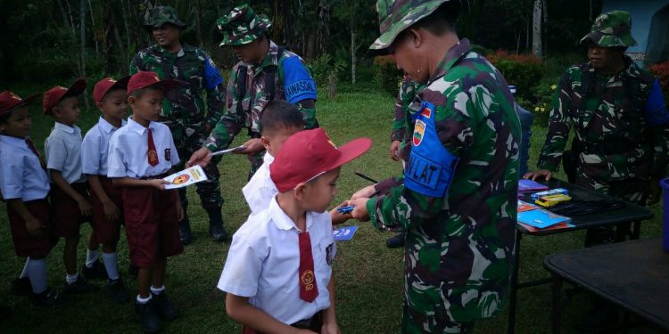 Yonif 122/Tombak Sakti Bagikan Alat Tulis ke Murid SD